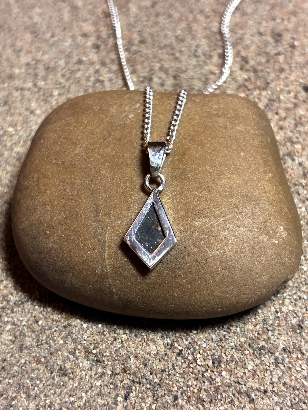 Lunar Pendant No. 40 — Classic, 0.12 g