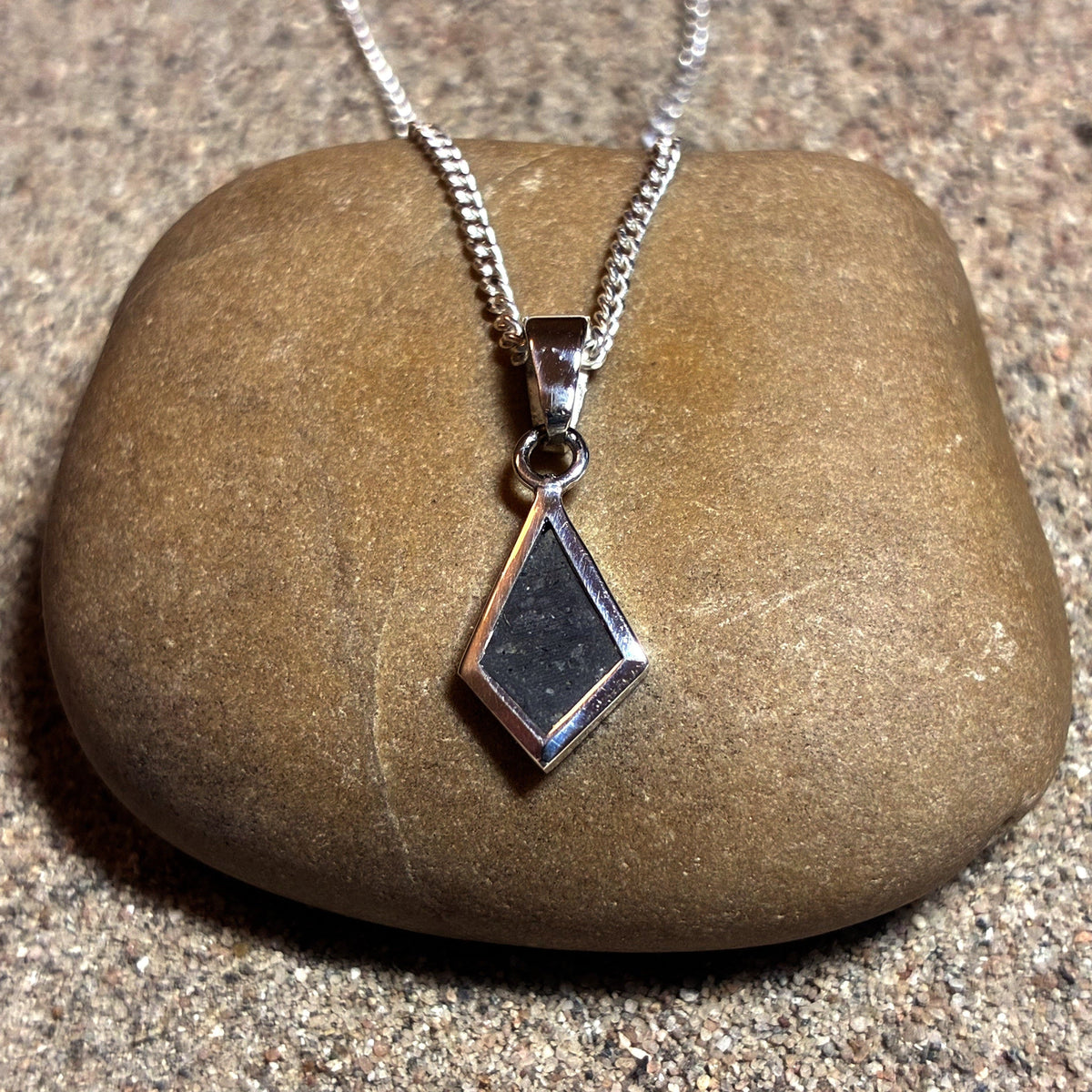 Lunar Pendant No. 40 — Classic, 0.12 g