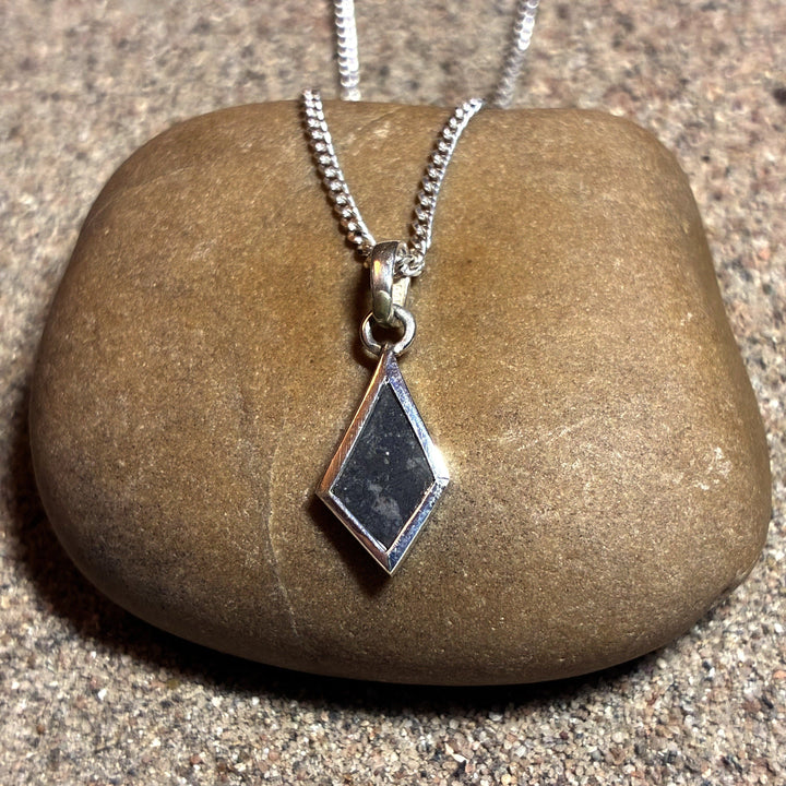 Lunar Pendant No. 39 — Classic, 0.12 g