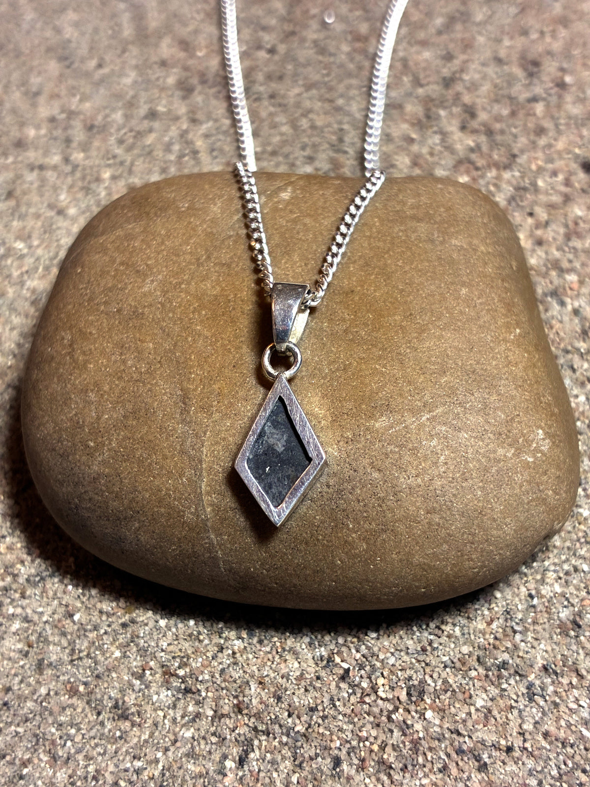 Lunar Pendant No. 37 — Classic, 0.12 g