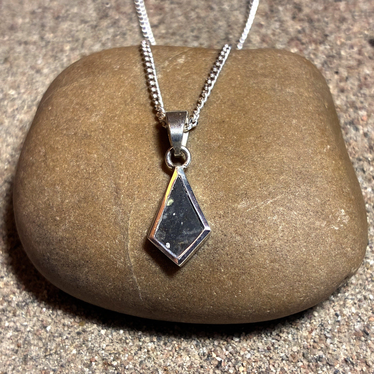 Lunar Pendant No. 35 — Classic, 0.12 g