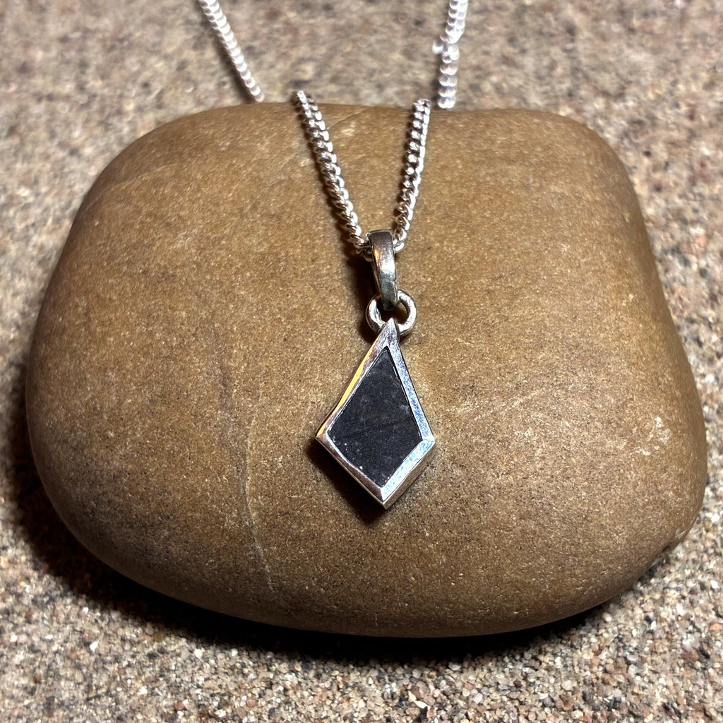Lunar Pendant No. 29 — Classic, 0.13 g