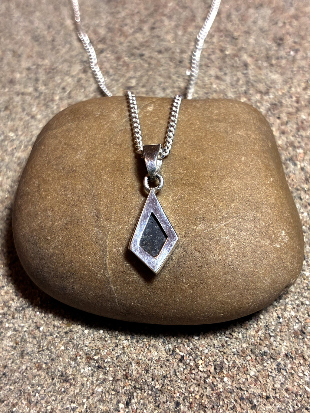 Lunar Pendant No. 28 — Classic, 0.13 g