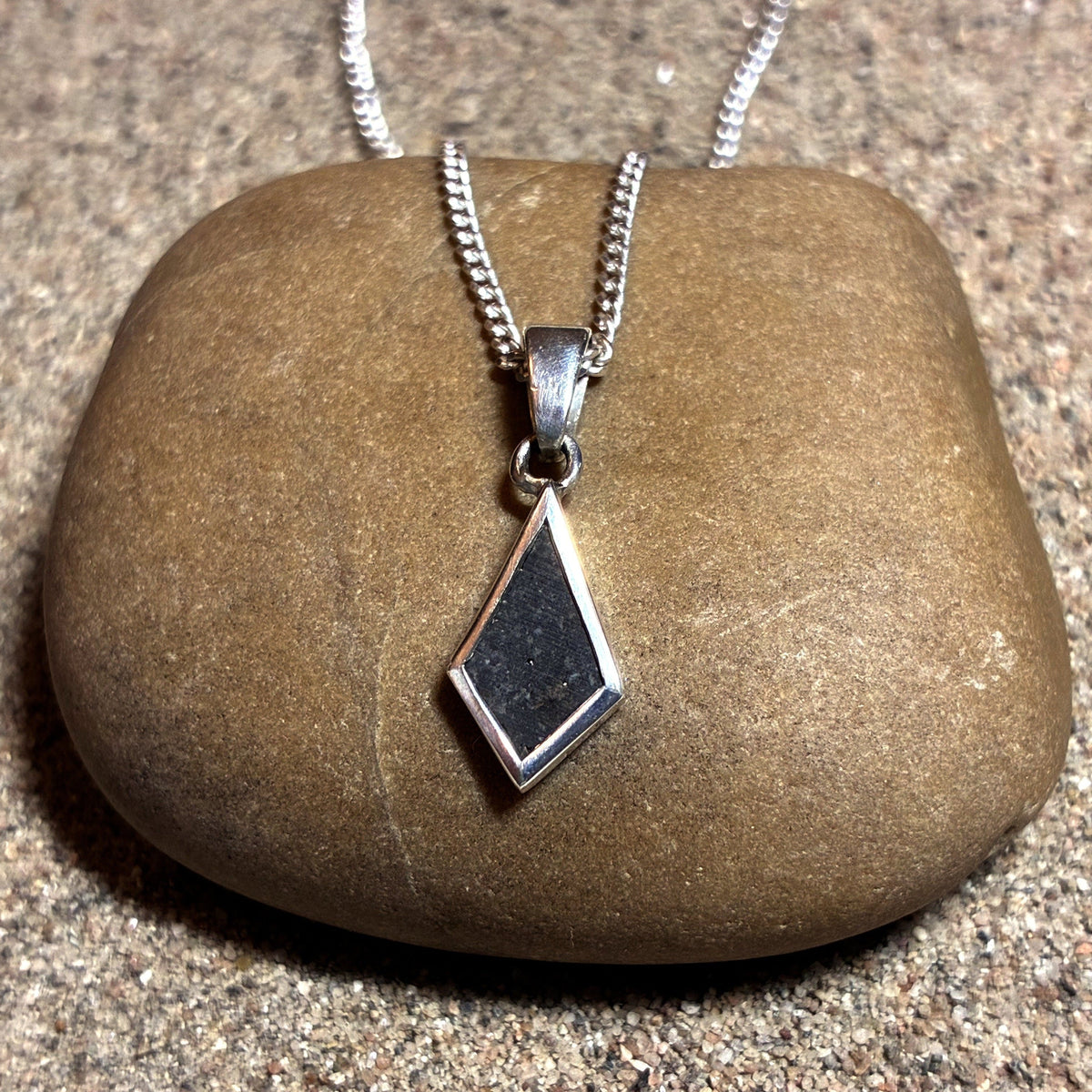 Lunar Pendant No. 28 — Classic, 0.13 g