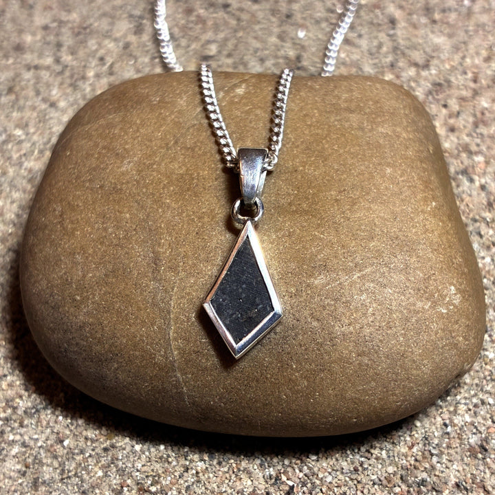 Lunar Pendant No. 28 — Classic, 0.13 g