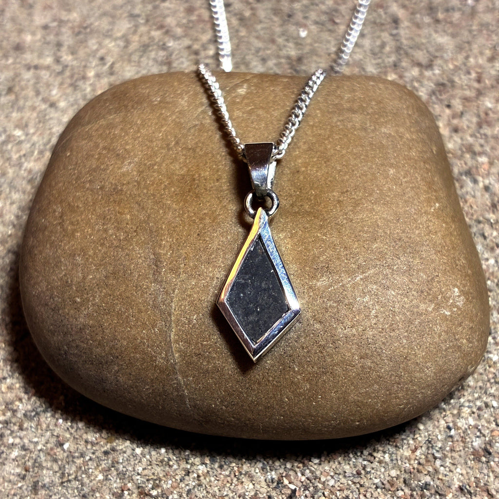 Lunar Pendant No. 26 — Classic, 0.13 g