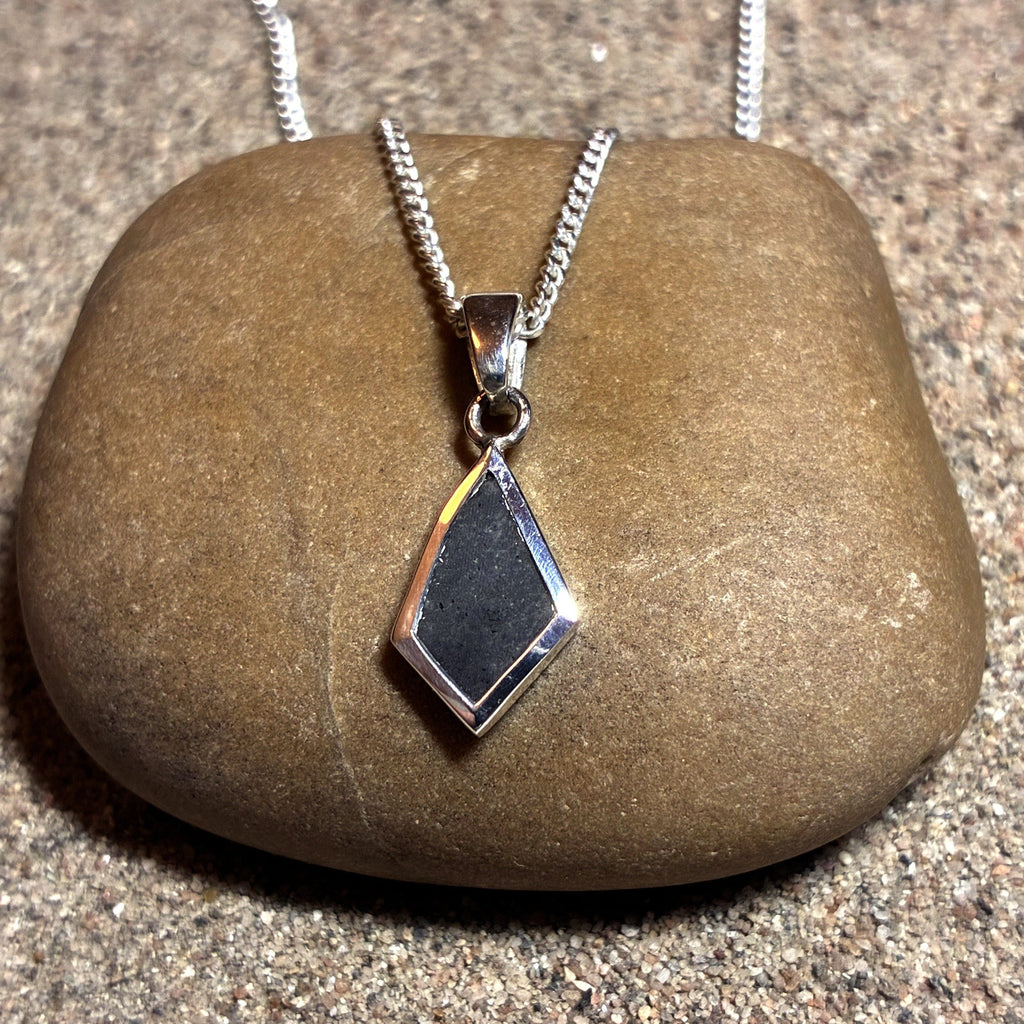 Lunar Pendant No. 32 — Classic, 0.13 g