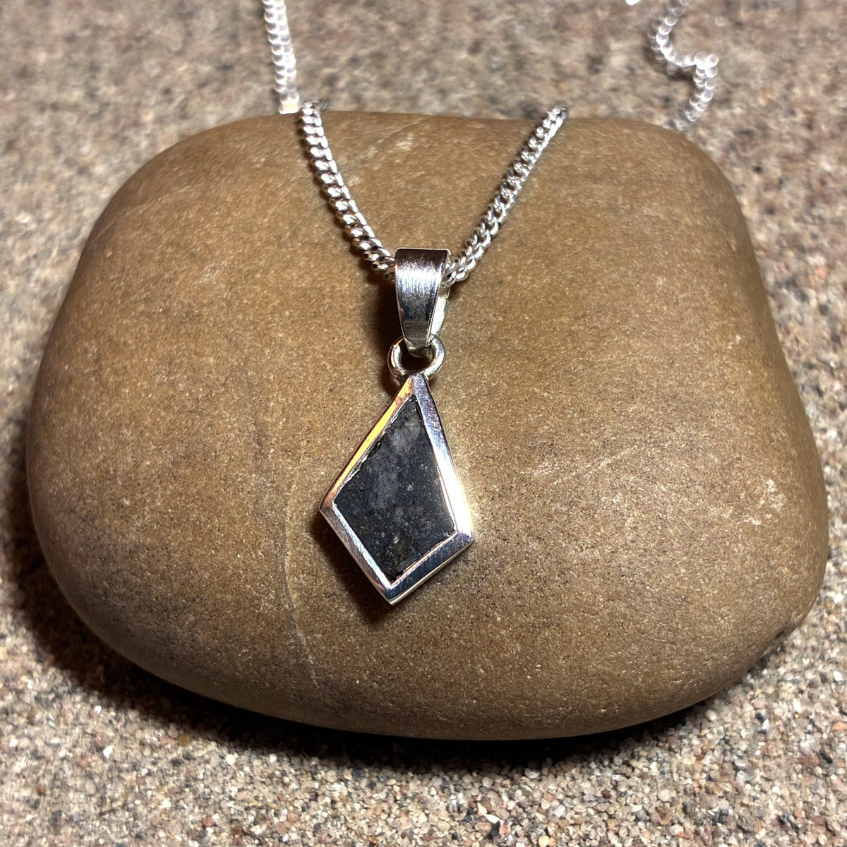 Lunar Pendant No. 25 — Classic, 0.13 g