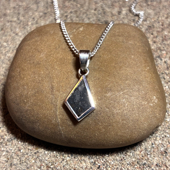 Lunar Pendant No. 25 — Classic, 0.13 g