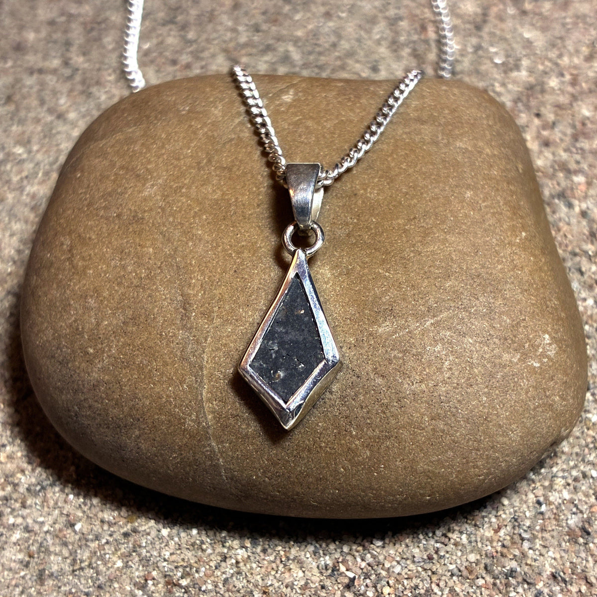 Lunar Pendant No. 24 — Classic, 0.13 g