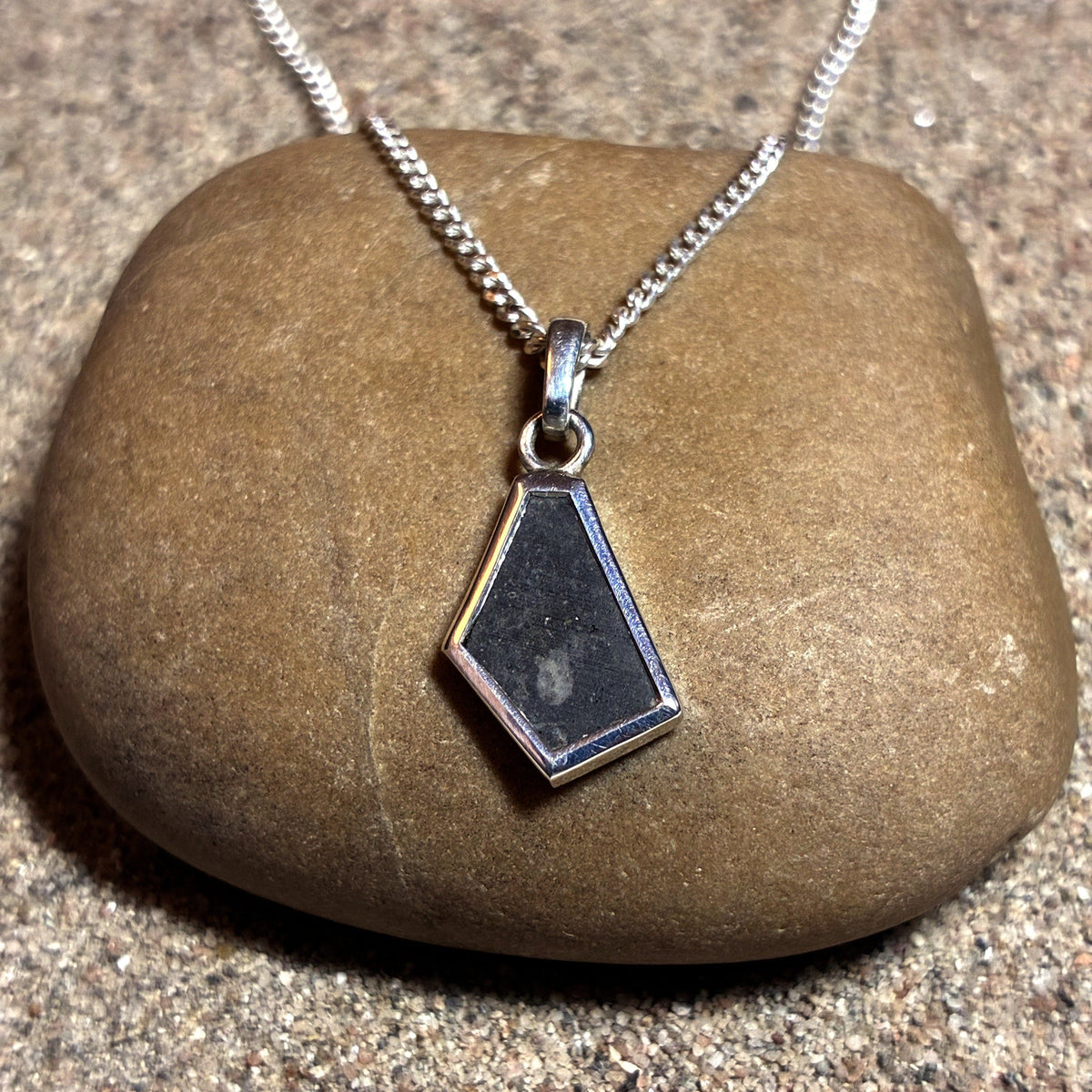 Lunar Pendant No. 16 — Classic, 0.18 g