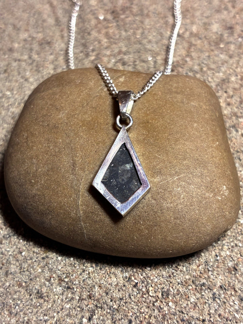 Lunar Pendant No. 05 — Grand, 0.25 g