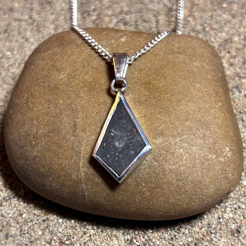 Lunar Pendant No. 05 — Grand, 0.25 g