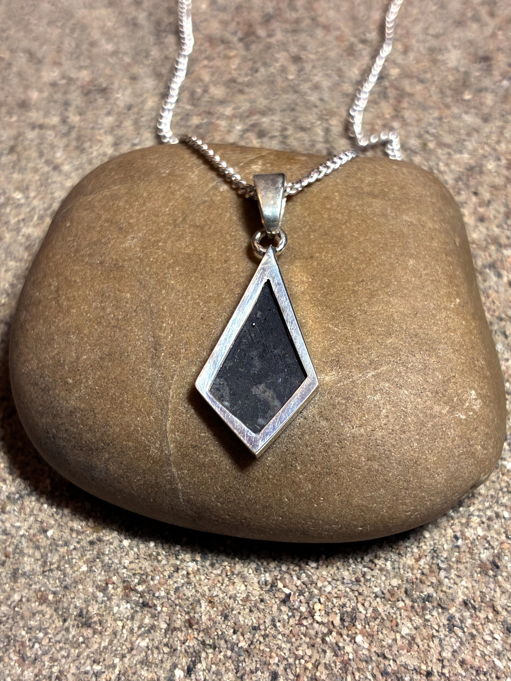 Lunar Pendant No. 04 — Grand, 0.25 g