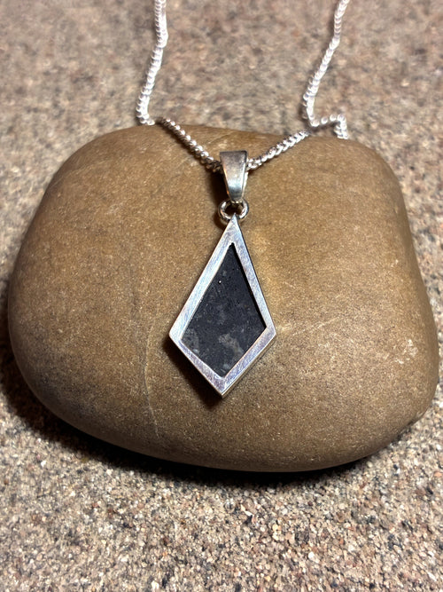 Lunar Pendant No. 04 — Grand, 0.25 g