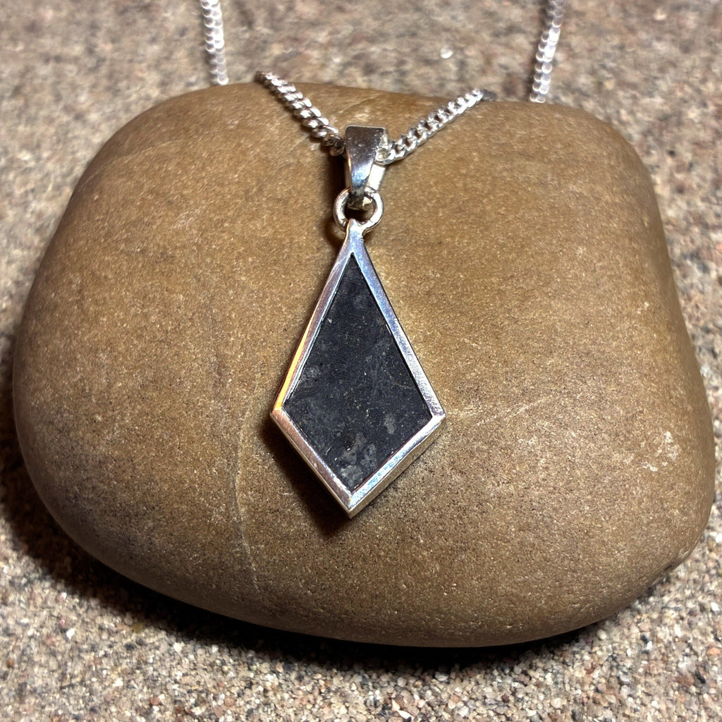 Lunar Pendant No. 04 — Grand, 0.25 g