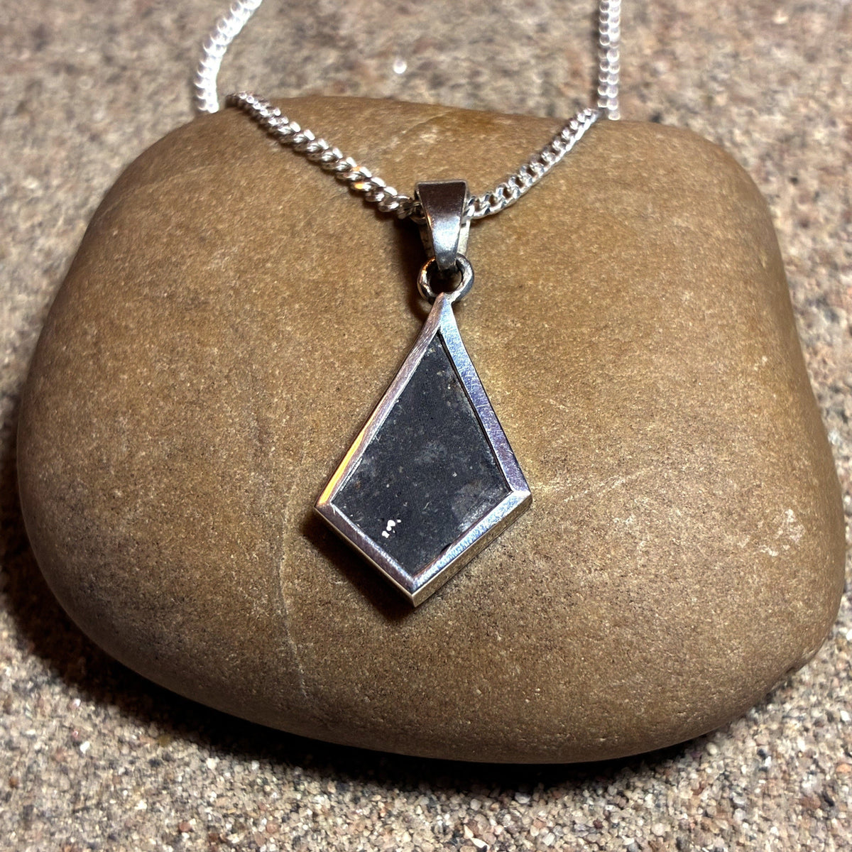 Lunar Pendant No. 02 — Grand, 0.26 g