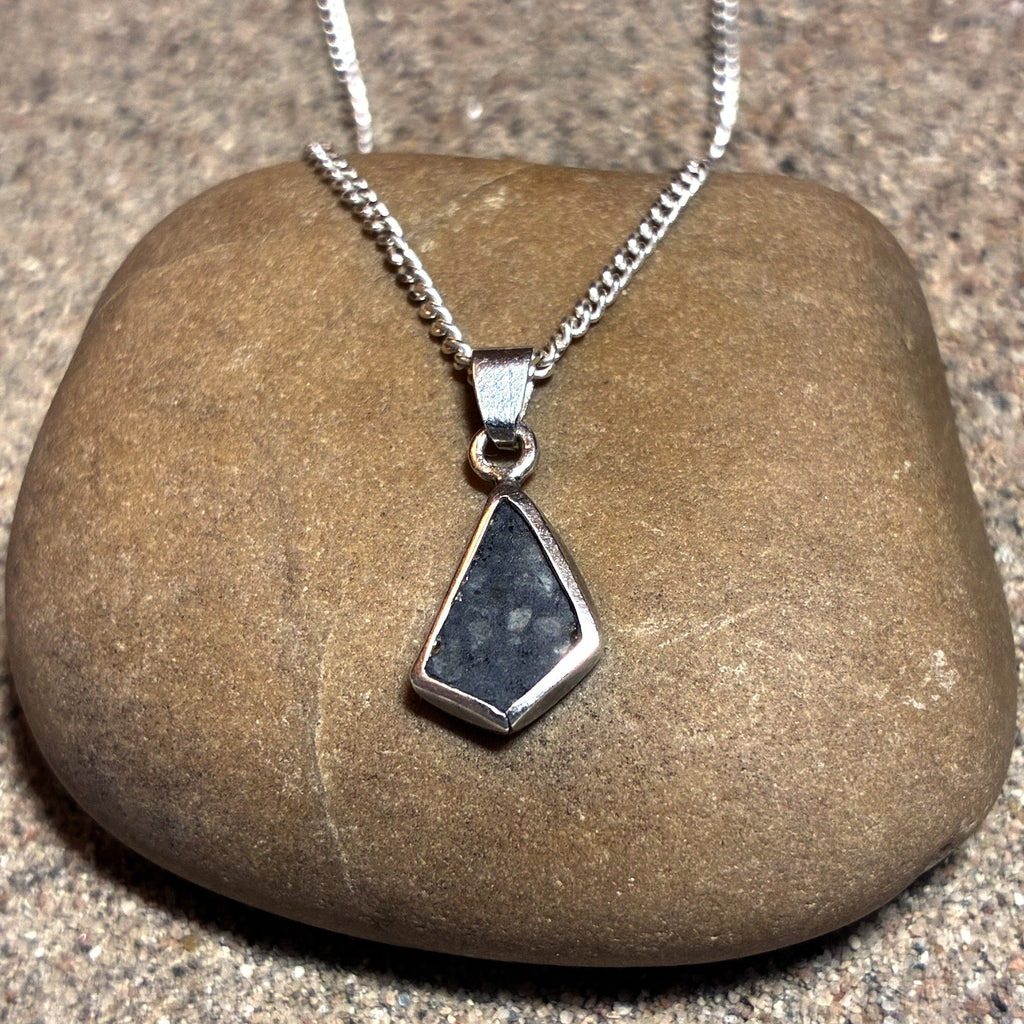 Lunar Pendant No. 18 — Classic, 0.15 g